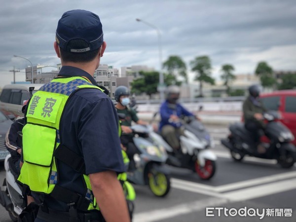 台南市警三分局表示，2021年迄今，警方共計取締未繫安全帶48件、未戴安全帽2027件，分別較去年同期增加42件及134件。（圖／記者林悅翻攝，下同）