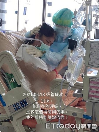 ▲成功移除呼吸器後，吳雅汝醫師給了安全帽阿姨被隔離以來的第一個擁抱。（圖／慈濟醫學中心提供，下同）             