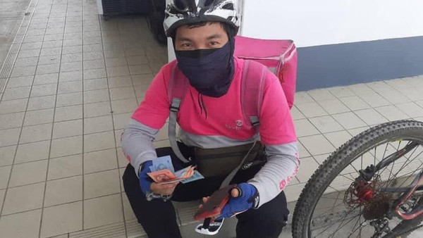 馬來西亞一名有語言功能障礙的外送員，遭到訂餐者惡意棄單。（翻攝自臉書專頁「Stesen Minyak Shell Jalan Sulaman」）