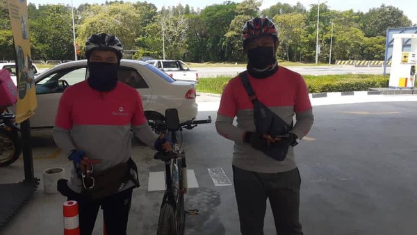 加油站鼓勵兩名年輕的外送員，不要因此事感到灰心。（翻攝自臉書專頁「Stesen Minyak Shell Jalan Sulaman」）
