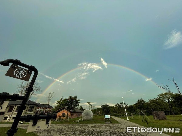 ▲台南山上花園水道博物館，近日來多次出現完整圓弧形的彩虹，甚至還有俗稱雙彩虹的「霓」「虹」同時現身，令人驚艷。（圖／記者林悅翻攝，下同）