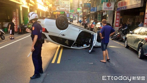 ▲基隆男開車載家人分心撞路邊車 「四輪朝天」慘翻橫躺馬路中央。（圖／記者郭世賢翻攝）