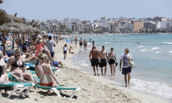 ▲▼西班牙馬約卡島（Mallorca）沙灘上滿是觀光客，而由於當局已解除戶外口罩禁令，因此所有人都未戴口罩。（圖／達志影像／美聯社）