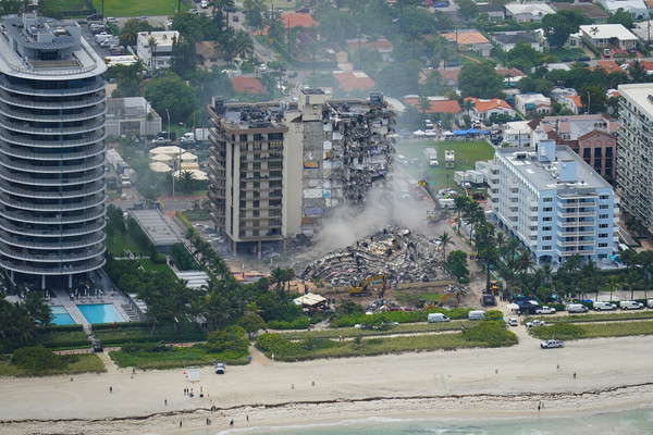 ▲▼美國邁阿密夫賽德市（Surfside）「查普蘭大樓南棟」（Champlain Towers South）倒塌。（圖／達志影像／美聯社）