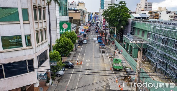 ▲嘉市文化路特定區段21日辦理架空纜線下地工程，自來水管線25日已汰換完成。（圖／嘉義市政府提供）