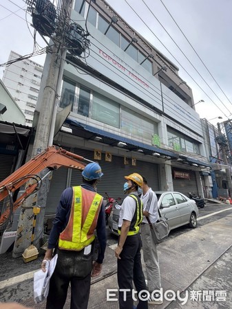 ▲嘉市文化路特定區段21日辦理架空纜線下地工程，自來水管線25日已汰換完成。（圖／嘉義市政府提供）