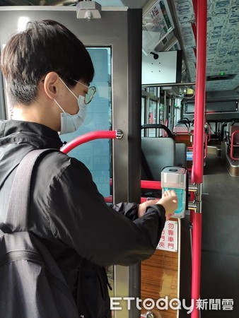 ▲嘉市市區公車全面加裝酒精自動噴灑器。（圖／嘉義市政府提供）