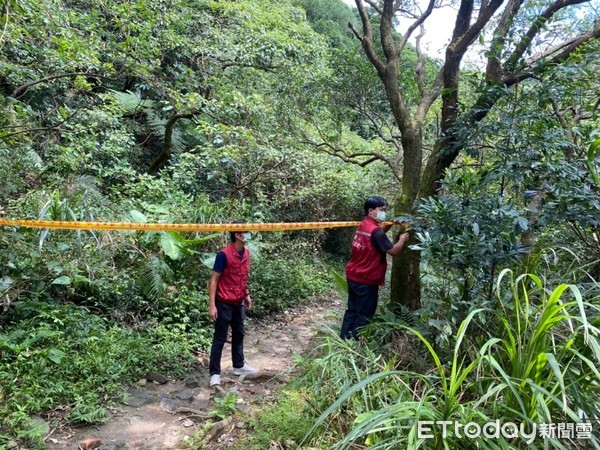 ▲▼民眾闖入金山漁港封閉區域，無視疫情三級警戒，台2線仍有遊客觀浪             。（圖／記者郭世賢翻攝）