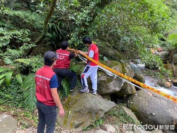 ▲▼民眾闖入金山漁港封閉區域，無視疫情三級警戒，台2線仍有遊客觀浪             。（圖／記者郭世賢翻攝）