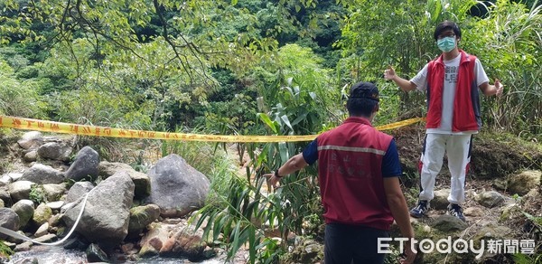 ▲▼民眾闖入金山漁港封閉區域，無視疫情三級警戒，台2線仍有遊客觀浪             。（圖／記者郭世賢翻攝）