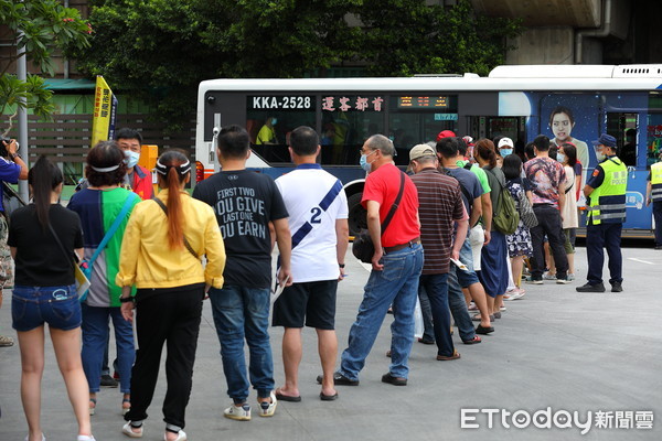 ▲▼北市環南市場攤商接到施打新冠疫苗通知，28日一早攤商們便集中到環南市場，在登記報到後由專車載往專責醫院進行疫苗接種。（圖／記者湯興漢攝）