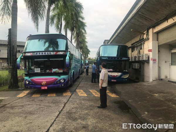 ▲台南市勞工局會同警察局協助企業移工交通車做好防疫措施。（圖／記者林悅翻攝，下同）