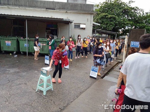 ▲台南市勞工局會同警察局協助企業移工交通車做好防疫措施。（圖／記者林悅翻攝，下同）