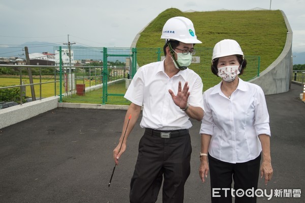 ▲▼防疫也要防水災，宜蘭縣長林姿妙在水資處長李岳儒陪同下，視察茅仔寮抽水站。（圖／記者游芳男翻攝）