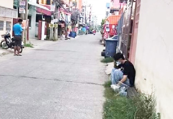 ▲▼ 泰國一名染疫男子，被房東擋在租屋處門外，無奈蹲在路邊。（圖／翻攝自臉書）