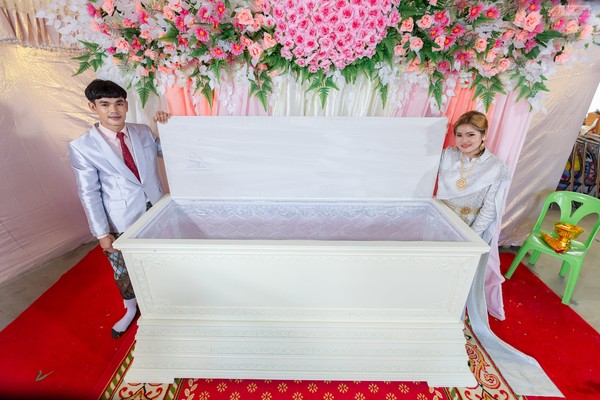 ▲▼泰國一對新人在婚禮上擺上棺材，嚇壞不少親友。（圖／翻攝自Facebook／Kan Pho To）