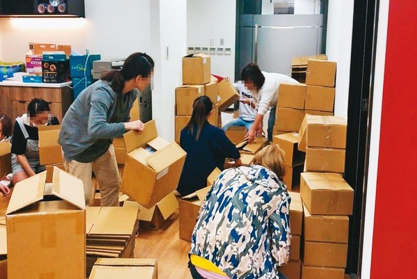 陳昭榮公司員工的工作量很大，經常忙到不可開交。（翻攝阿榮嚴選臉書）