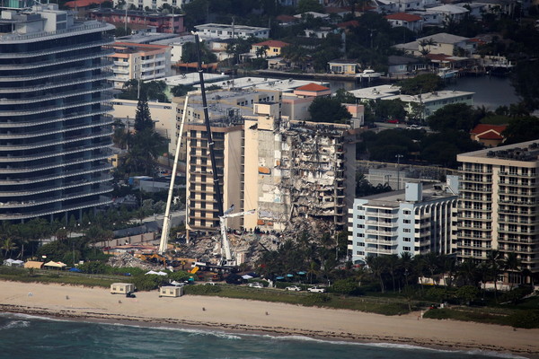 ▲▼美國佛州邁阿密「查普蘭大樓南棟」（Champlain Towers South）大樓倒塌。（圖／路透）