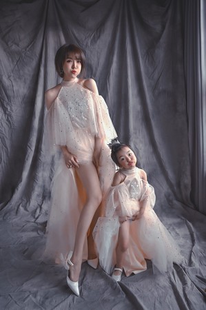 ▲網紅團體「有玩沒完」成員花生米拍攝婚紗，背後出自雙胞胎佩佩之手。（圖／取自Wedding21韓式婚紗）