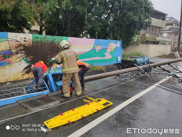 ▲台南西港發生小貨車撞斷電桿衝入水溝，駕駛人夾在變形駕駛座無生命跡象，消防人員搶救脫困，送佳里奇美醫院急救。（圖／記者林悅翻攝，下同）