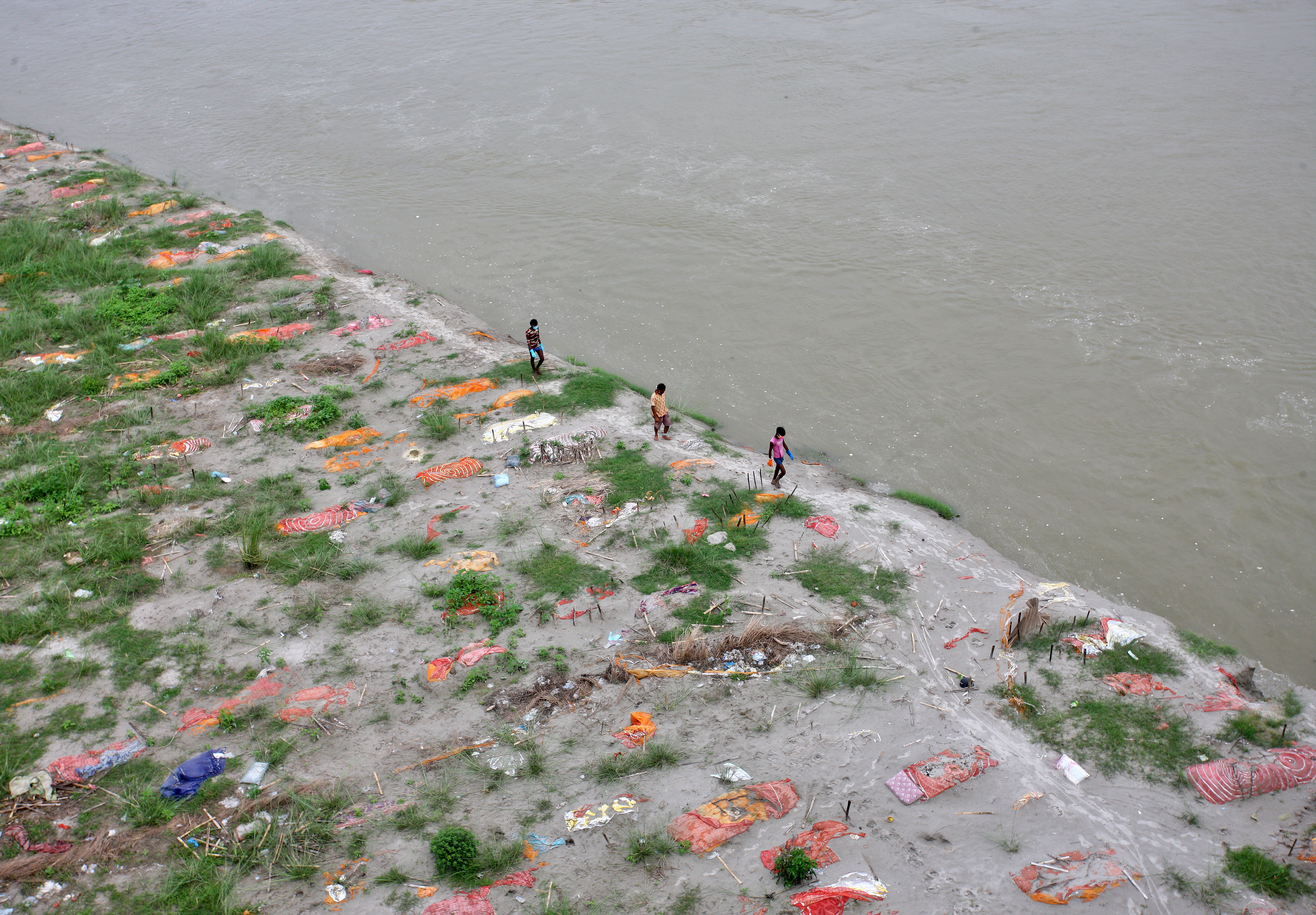 ▲▼印度疫情｜雨季洪水來臨　沖出恆河沿岸數百屍體。（圖／路透）