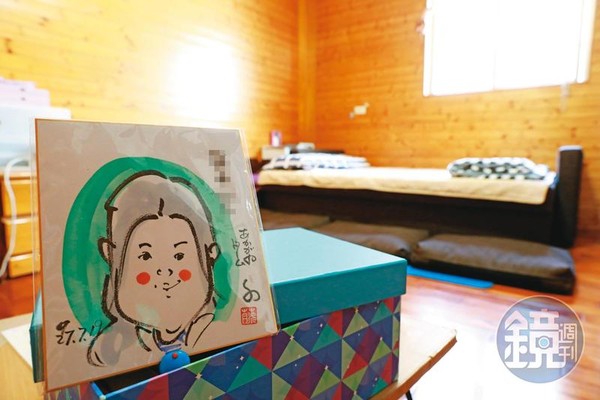 小魚的房間放著諸多友人的感謝卡，其中一張是日本友人為小魚繪製的肖像畫。