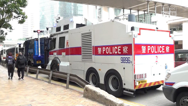▲港警在七一中共黨慶當天已安排水炮車及裝甲車定點佈防。（圖／翻攝香港電台）