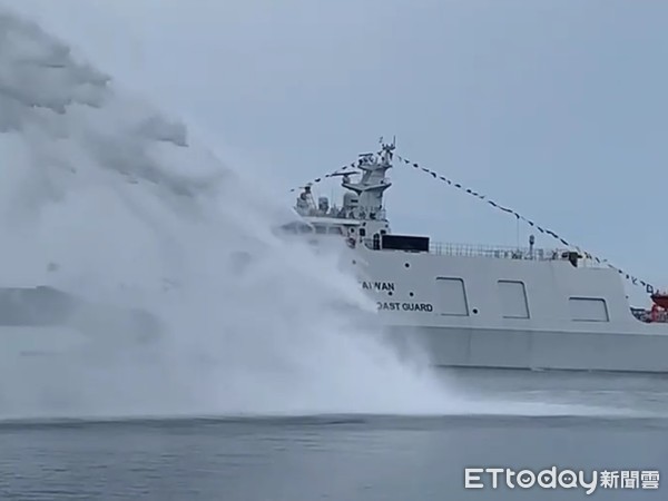 ▲▼東部地區機動海巡隊於花蓮港外進行噴水歡迎儀式。（圖／記者王兆麟翻攝，下同）