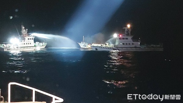 ▲▼      高雄火燒船       。（圖／記者吳奕靖翻攝）