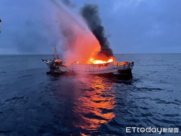 ▲▼      高雄火燒船       。（圖／記者吳奕靖翻攝）