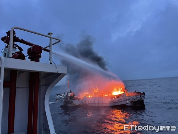▲▼      高雄火燒船       。（圖／記者吳奕靖翻攝）