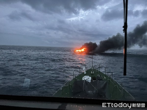 ▲▼      高雄火燒船       。（圖／記者吳奕靖翻攝）