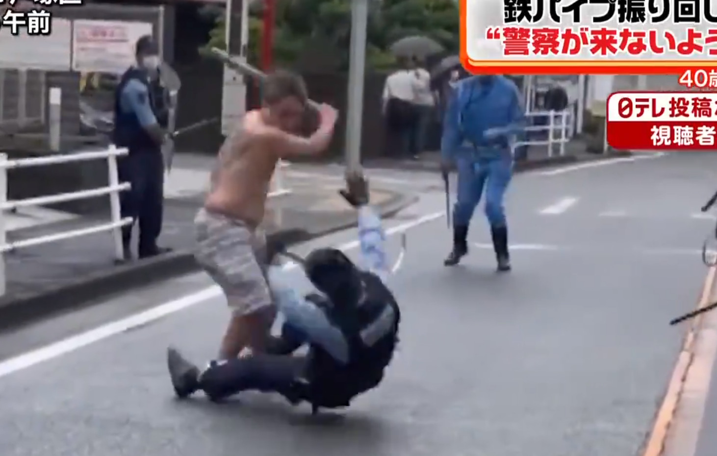 ▲▼日本警察弱到讓網友搖頭！嫌犯半裸1個打5個　警還沒過招就先滑倒。（圖／翻攝自推特）