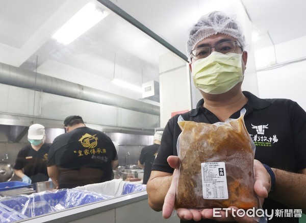 ▲贈送450份牛肉麵即食包到醫院　皇家傳承與芸彰牧場聯手挺醫護。（圖／一級嘴砲技術士提供）