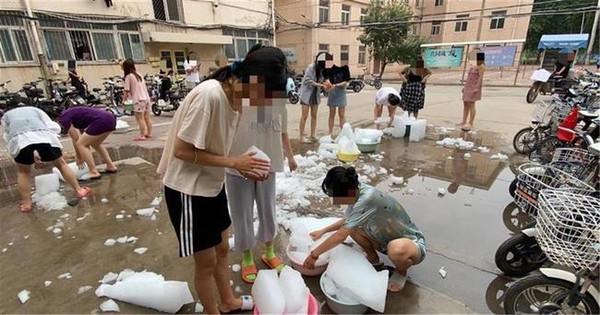 ▲河北邯鄲學院學生領取冰塊。（圖／翻攝極目新聞）