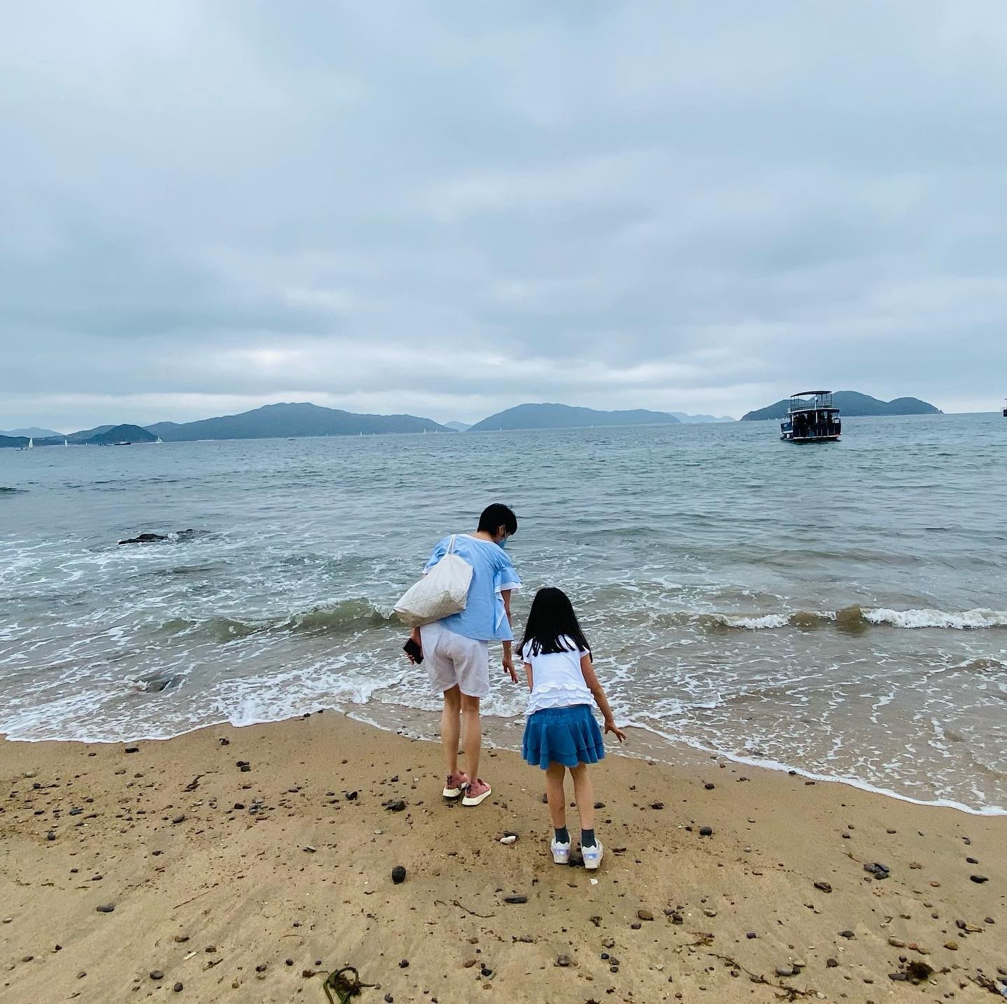 ▲梁詠琪混血女兒幼稚園畢業！站男同學旁「高一顆頭」長腿基因超狂。（圖／翻攝自Facebook／梁詠琪 Gigi Leung Wing Kei）