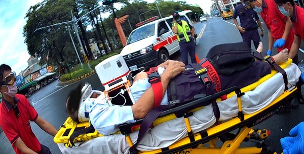▲老翁車禍OHCA，經搶救後恢復自主呼吸。（圖／嘉義市消防局提供）
