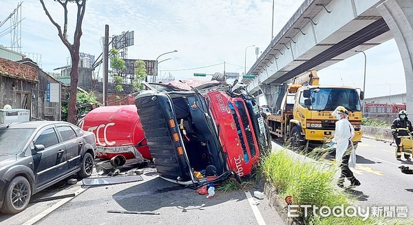 ▲桃園市龜山區30日下午發生水泥車與小貨車在文化三路、龜山一路口重大車禍，造成1死1傷慘劇，現場水泥車翻覆。（圖／記者沈繼昌翻攝）