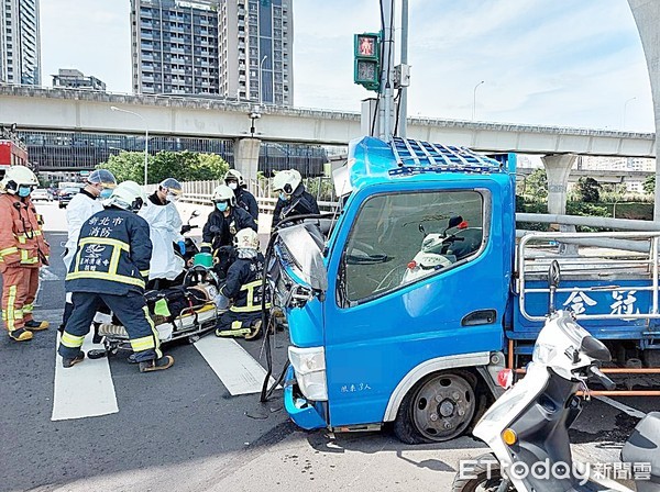 ▲桃園市龜山區30日下午發生水泥車與小貨車在文化三路、龜山一路口重大車禍，小貨車司機送醫不治，車頭嚴重毀損。（圖／記者沈繼昌翻攝）