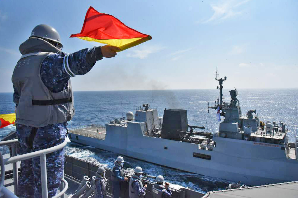 ▲▼ 日本海上自衛隊補給艦「濱名號」6月29日與印度海軍反潛巡防艦「基爾丹號」（INS Kiltan）在東海實施聯合訓練。（圖／翻攝自推特／Japan Maritime Self-Defense Force）