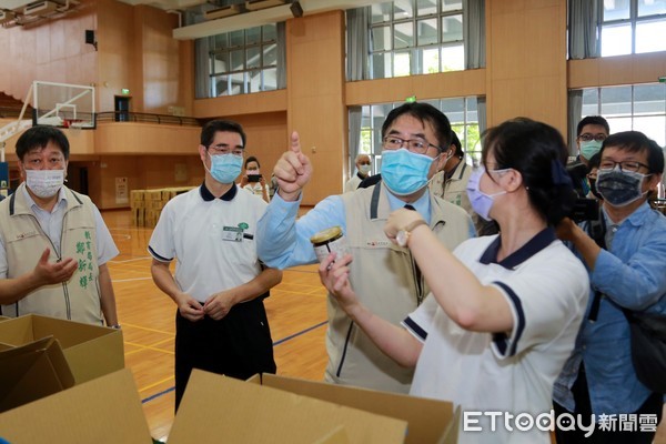 ▲台南市長黃偉哲前往慈濟高中禮堂，與慈濟師兄姐一同參與愛心物資裝箱工作，並致上深深的敬意與謝意。（圖／記者林悅翻攝，下同）