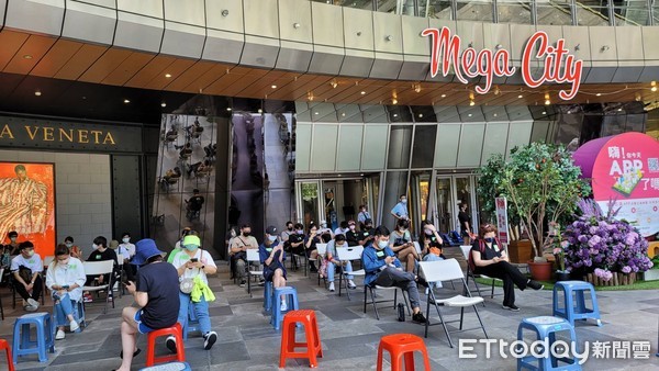 ▲▼板橋大遠百員工快篩。（圖／記者呂佳賢攝）