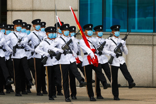 ▲▼香港慶主權移交24周年　護旗隊首次以「中式步操」進場。（圖／路透社）