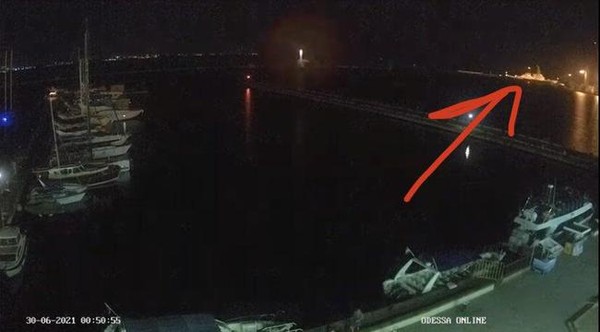 ▲網路直播訊號顯示美海軍羅斯號驅逐艦並未離開烏克蘭港口。（圖／翻攝環球網）