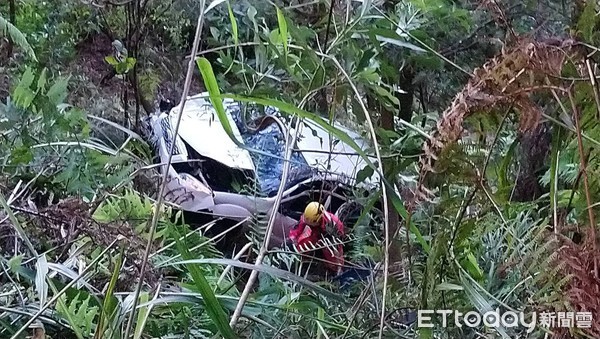 ▲朝陽科大5學生橫嶺山隧道監測，開車摔落山谷樹枝救一命。（圖／民眾提供）