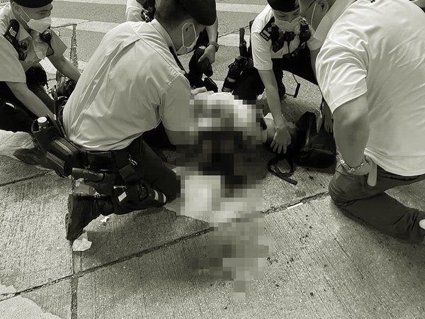 ▲▼一警員銅鑼灣被刀襲擊受傷　疑兇同受傷當場被捕。（圖／香港警察 Hong Kong Police）