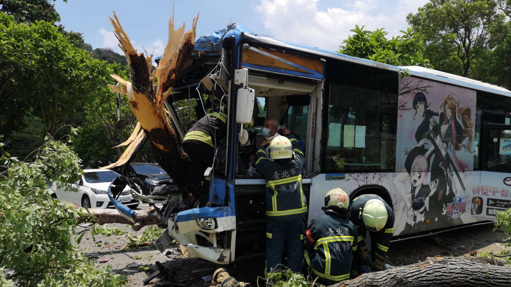 撞擊畫面曝 公車連環撞大樹貫穿車頭乘客 司機 騎士6濺血 Ettoday社會新聞 Ettoday新聞雲