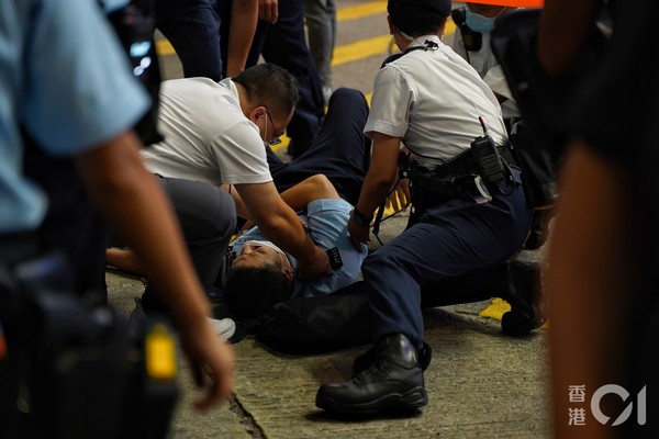 ▲▼香港一名男子今晚在銅鑼灣用利刀刺傷警員。（圖／翻攝香港01）