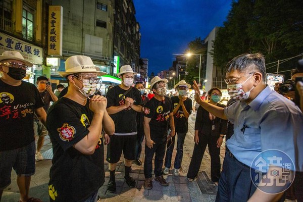 台北市長柯文哲（右）1日晚間親赴寧夏夜市視察「微解封」後的營業情形，為攤商鼓勵打氣。