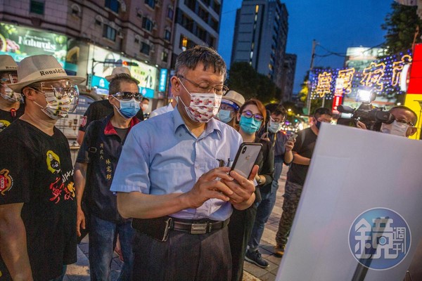 柯文哲進入寧夏夜市前，先示範使用台北通簡訊實聯制。